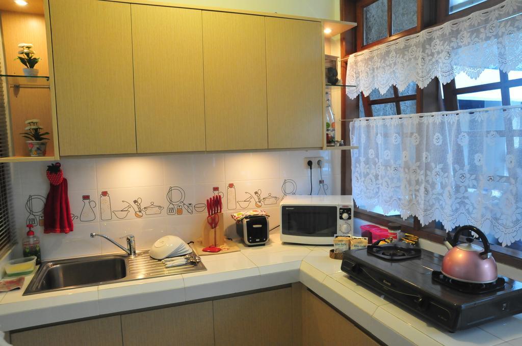 Bed And Breakfast Tomang Джакарта Екстериор снимка