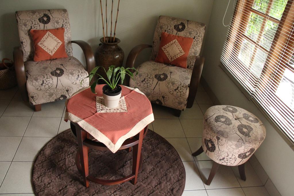 Bed And Breakfast Tomang Джакарта Екстериор снимка